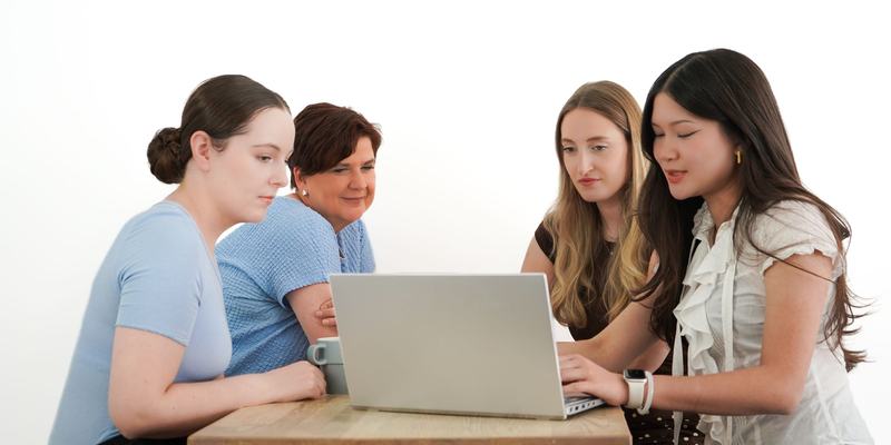 smartpr_team_at_desk