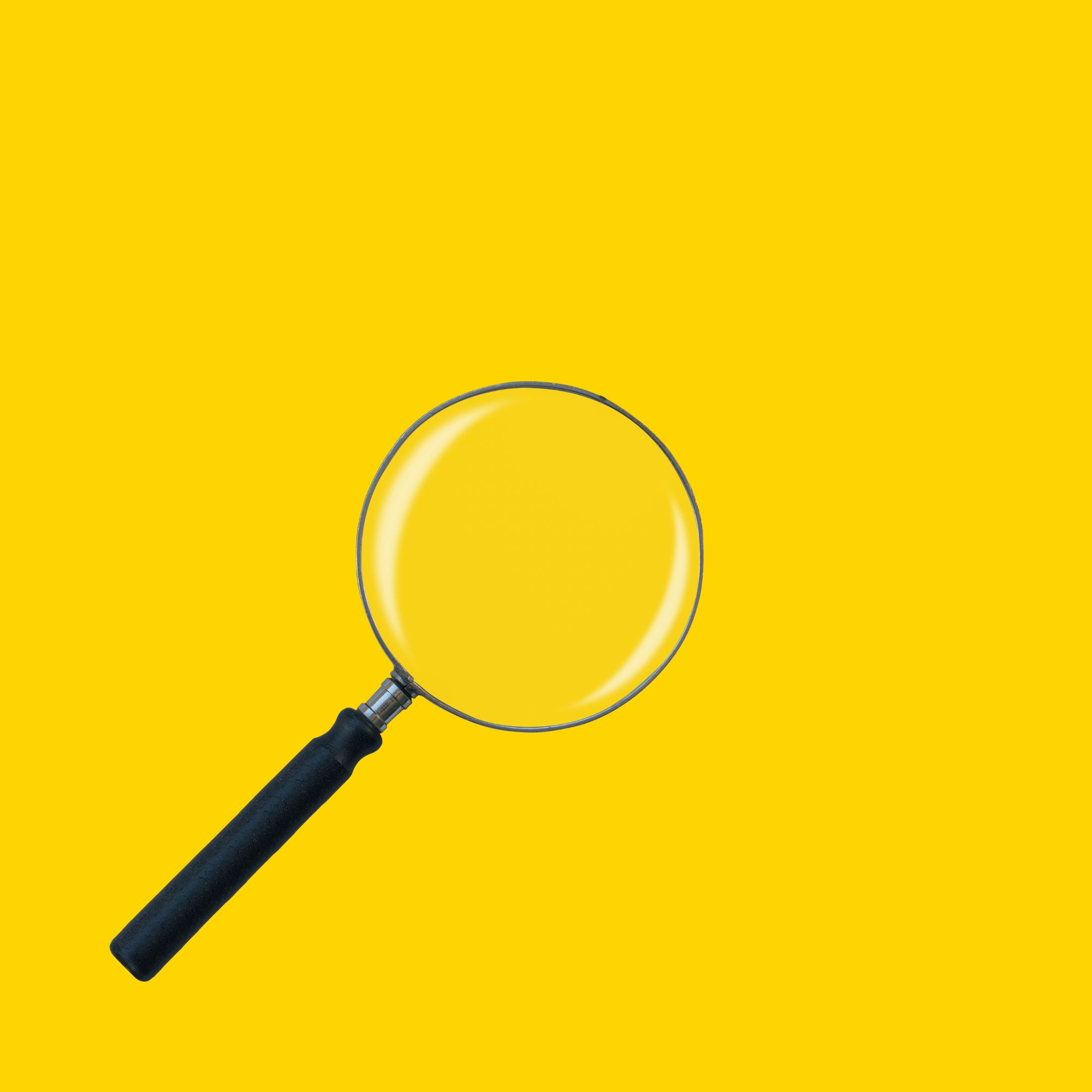 Lupe auf gelbem Hintergrund als Symbol für die Visibilitäts-Gap-Analyse von SMART PR.